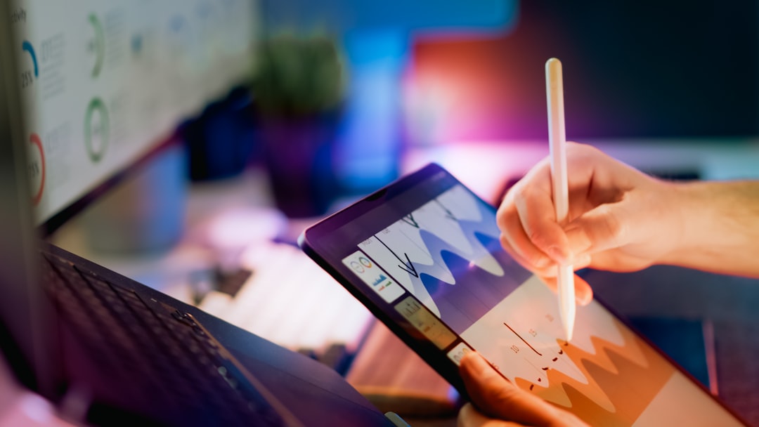 Marketing Analytics auf Tablet - GIPFL macht aus Website-Besuchern automatisch Kunden